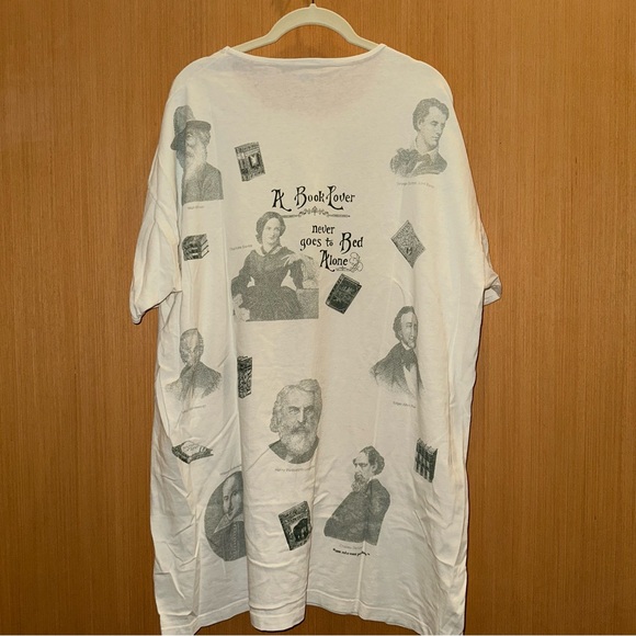 A Book Lover Never Goes to Bed Alone | Vintage T-shirt | 100% Cotton - Picture 5 of 9